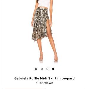Satin leopard print skirt w/ high slit